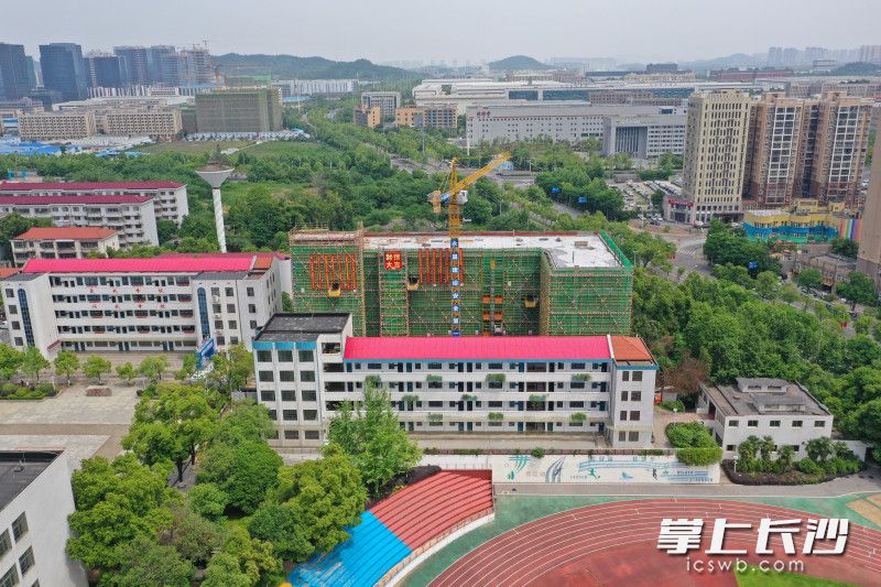 日前,长沙市雷锋学校教学综合楼项目实现主体结构封顶,将全面进入砌筑及装饰装修、机电设备安装阶段。 均为长沙晚报全媒体记者 王志伟 摄 日前,长沙市雷锋学校教学综合楼项目实现主体结构封顶,将全面进入砌筑及装饰装修、机电设备安装阶段。 均为长沙晚报全媒体记者 王志伟 摄
