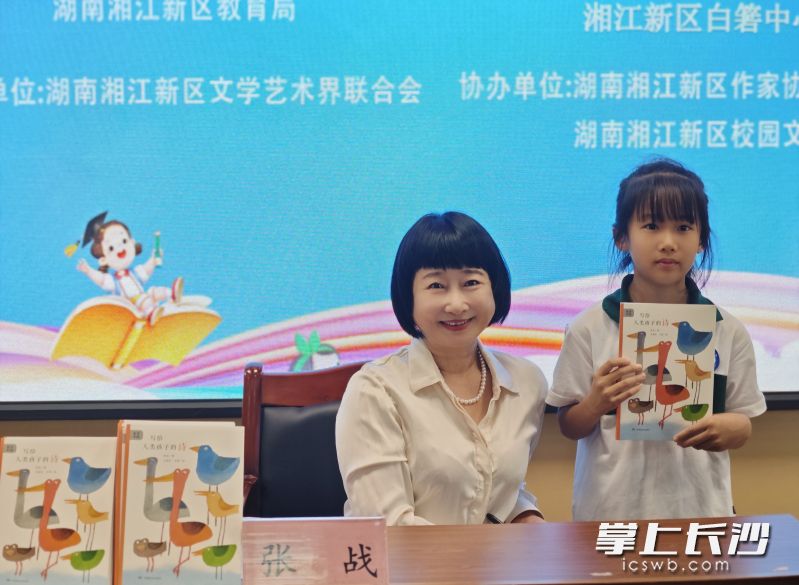 张战与孩子在一起。 张战与孩子在一起。