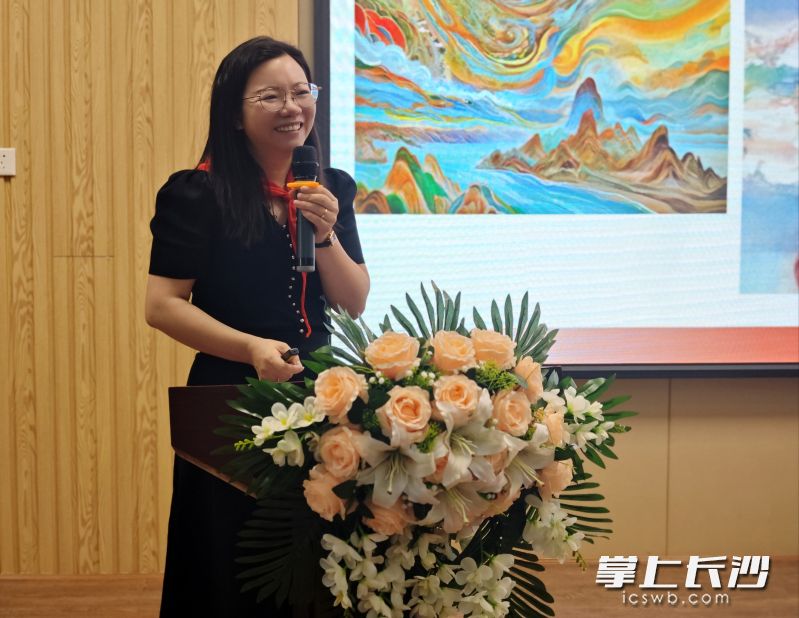 周晓丽在讲演中。 周晓丽在讲演中。