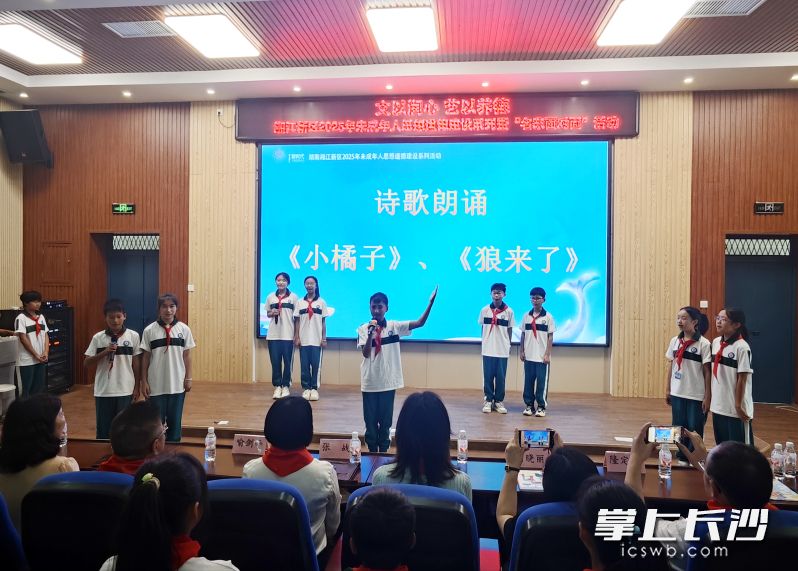 孩子们朗诵张战诗歌。 孩子们朗诵张战诗歌。