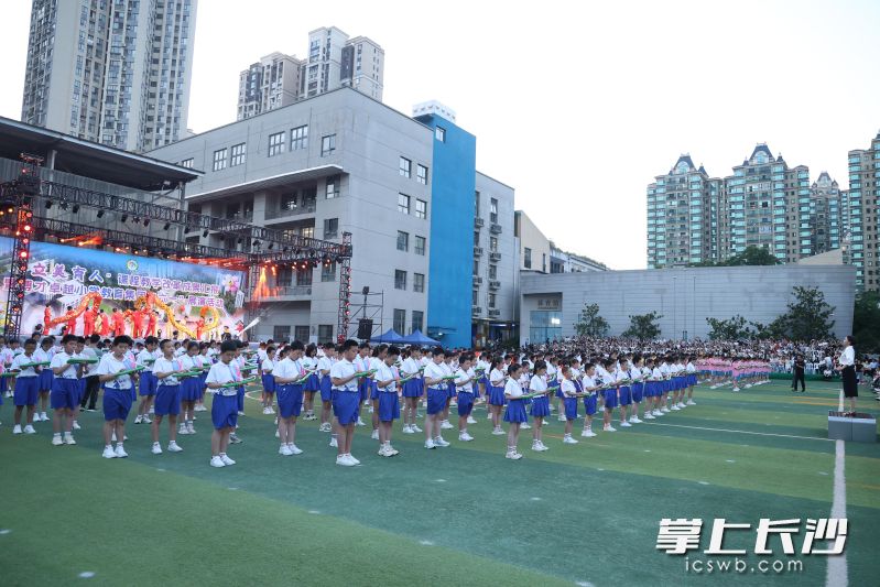五、六年级近700名同学用口风琴演奏《云宫迅音》。均为长沙晚报通讯员 柳静静 供图 五、六年级近700名同学用口风琴演奏《云宫迅音》。均为长沙晚报通讯员 柳静静 供图