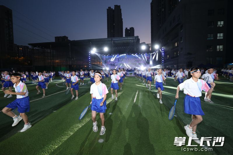 五年级350多名同学表演《网球操》。 五年级350多名同学表演《网球操》。