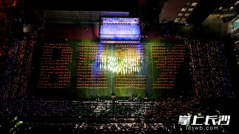 三、四年级700余名同学用葫芦丝演奏《瑶族舞曲》时,摆出了“BCZY”(“博才卓越”的第一个拼音)的字样。 三、四年级700余名同学用葫芦丝演奏《瑶族舞曲》时,摆出了“BCZY”(“博才卓越”的第一个拼音)的字样。
