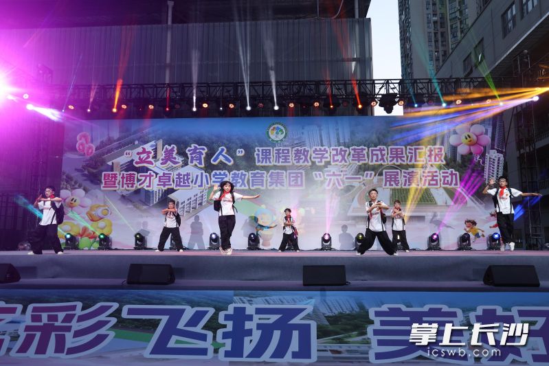 两个校区的各个社团,表演了精彩的节目。 两个校区的各个社团,表演了精彩的节目。