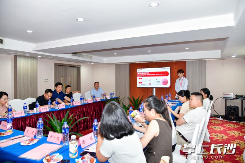 银行与参会企业进行金融服务洽谈对接。 银行与参会企业进行金融服务洽谈对接。