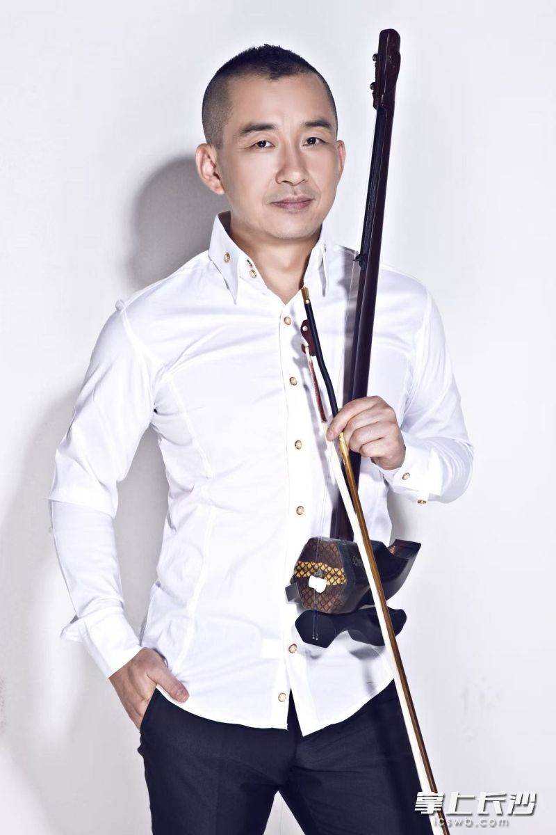 享誉国际的二胡演奏家、韶琴发明者高韶青。 享誉国际的二胡演奏家、韶琴发明者高韶青。