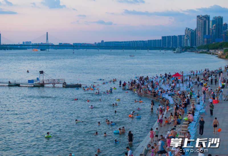 7月10日傍晚，风帆广场热闹非凡，市民纷纷来到这里散步纳凉。 均为长沙晚报全媒体记者邹麟、实习生傅千寻摄