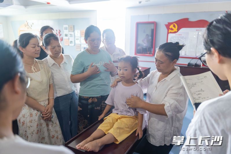 零基础小儿推拿家庭保健班现场。 零基础小儿推拿家庭保健班现场。
