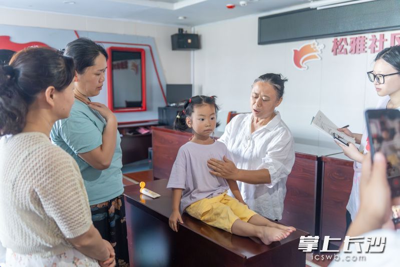 7月11日,“长沙社会工作学院”联合“星光社区学苑”打造的“社区学堂”首个样板项目——零基础小儿推拿家庭保健班正式开课。均为长沙晚报通讯员 廖俊 摄 7月11日,“长沙社会工作学院”联合“星光社区学苑”打造的“社区学堂”首个样板项目——零基础小儿推拿家庭保健班正式开课。均为长沙晚报通讯员 廖俊 摄