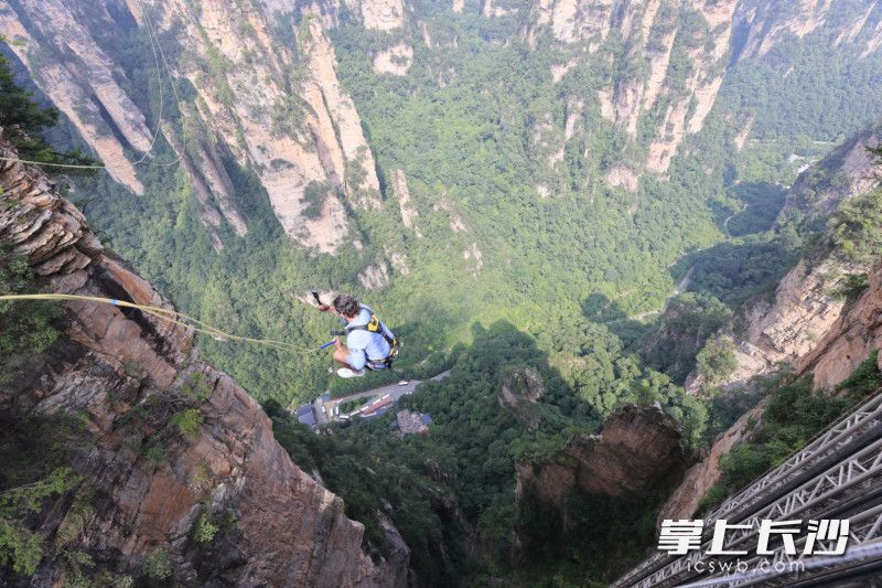 挑战者身系80余米安全绳,从平台俯冲而下。 挑战者身系80余米安全绳,从平台俯冲而下。