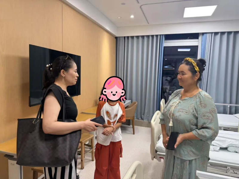 阿迪拉·阿力木(左二)入住爱尔眼科长沙医学中心。均为通讯员供图 阿迪拉·阿力木(左二)入住爱尔眼科长沙医学中心。均为通讯员供图