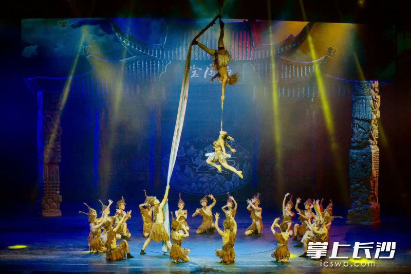 《魅力湘西》今日起开启每晚三场演出模式。均为长沙晚报通讯员 邓道理 摄 《魅力湘西》今日起开启每晚三场演出模式。均为长沙晚报通讯员 邓道理 摄