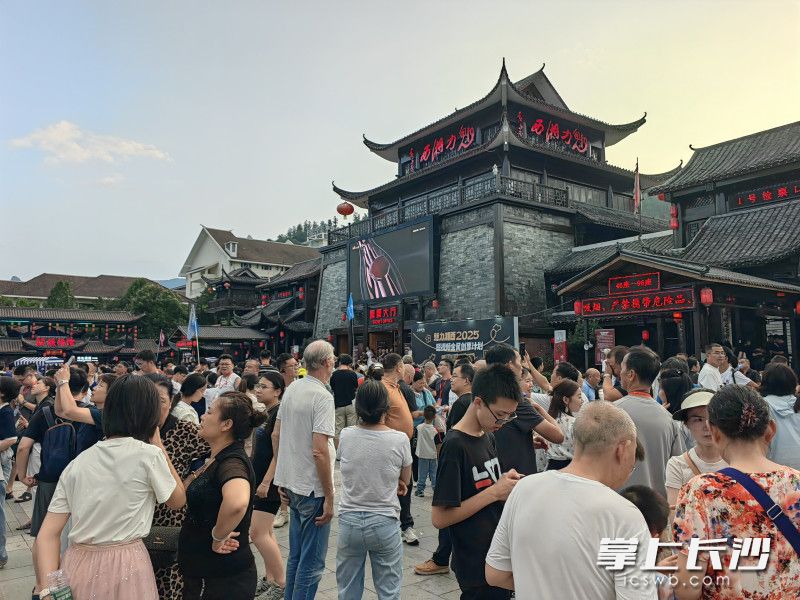 大型原生态民俗文化演出《魅力湘西》自即日起开启每晚三场模式,这一举措旨在为广大游客提供更加丰富的夜间文化体验。 大型原生态民俗文化演出《魅力湘西》自即日起开启每晚三场模式,这一举措旨在为广大游客提供更加丰富的夜间文化体验。