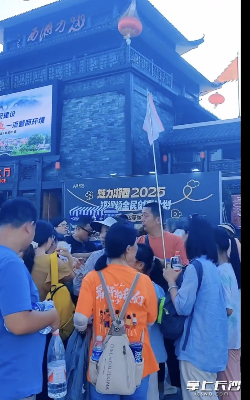 今天首场演出入场。 今天首场演出入场。