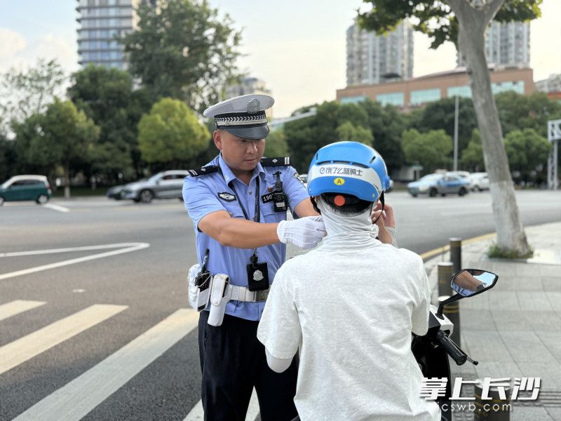 7月29日,交警在路面查处电动自行车不戴头盔违法行为。通讯员 张旭 摄 7月29日,交警在路面查处电动自行车不戴头盔违法行为。通讯员 张旭 摄