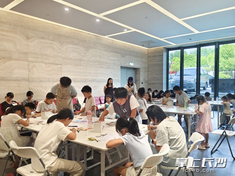 “DIY自制冰箱贴”公教活动开启,20组家庭共赴创意之旅。 均为长沙晚报全媒体记者肖舞 实习生肖惠馨摄 “DIY自制冰箱贴”公教活动开启,20组家庭共赴创意之旅。 均为长沙晚报全媒体记者肖舞 实习生肖惠馨摄
