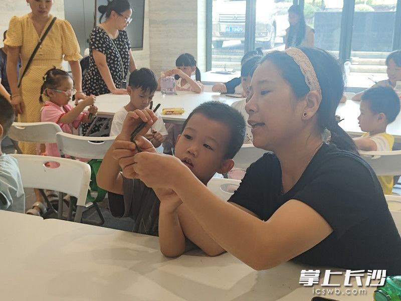孩子和家长一起动手。 孩子和家长一起动手。