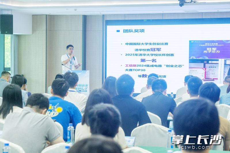 路演团队尽情挥洒才能,展示项目优势特色。 路演团队尽情挥洒才能,展示项目优势特色。