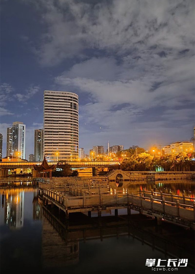 网友在评论区晒出长沙民政职业技术学院的美丽夜景。 网友在评论区晒出长沙民政职业技术学院的美丽夜景。