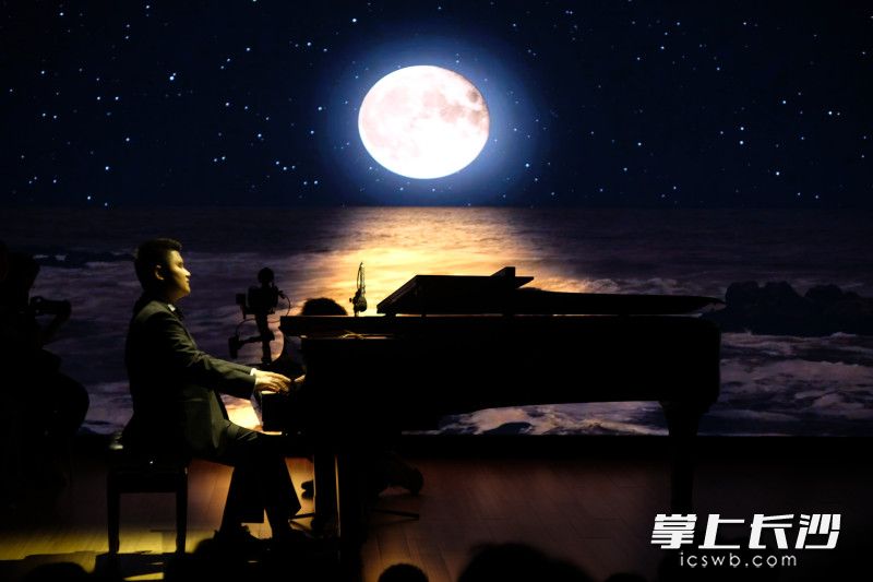 盲人钢琴家刘浩独奏音乐会震撼上演。 盲人钢琴家刘浩独奏音乐会震撼上演。