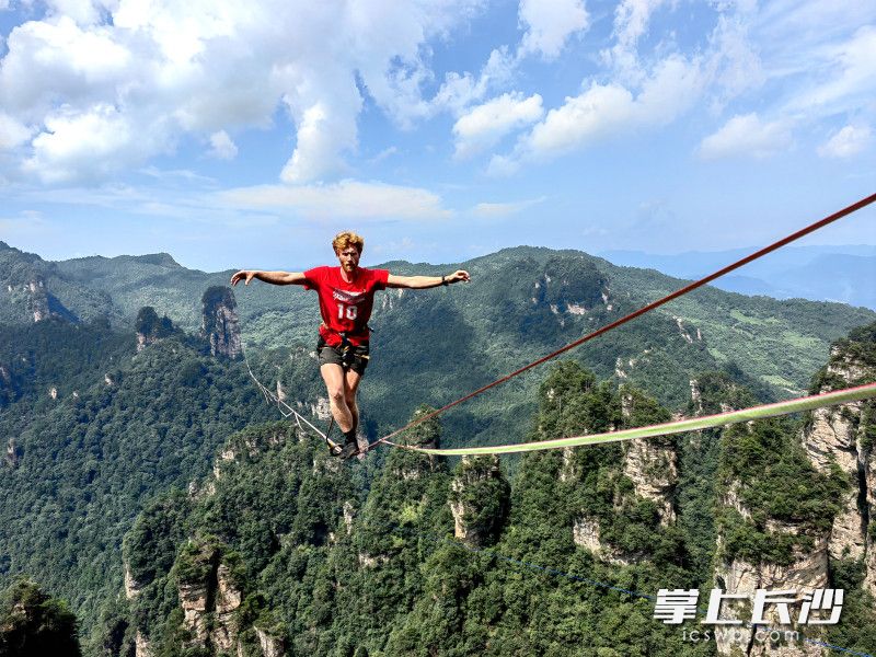 “亚洲之王”千米高空扁带争霸赛今日开赛。 均为长沙晚报通讯员邓道理摄 “亚洲之王”千米高空扁带争霸赛今日开赛。 均为长沙晚报通讯员邓道理摄