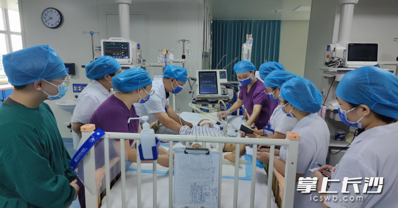 长沙市中心医院儿童重症监护室的医护人员精心守护高楼坠落的患儿,14天后转入儿童普通病房。 均为通讯员供图 长沙市中心医院儿童重症监护室的医护人员精心守护高楼坠落的患儿,14天后转入儿童普通病房。 均为通讯员供图