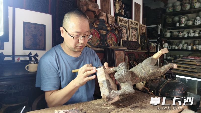 杨露红在认真修复文物。 均为长沙晚报实习生向思强摄 杨露红在认真修复文物。 均为长沙晚报实习生向思强摄