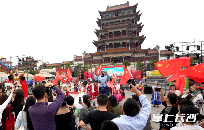 今日上午,湘潭万楼・芒果青年码头,仪式感满满的假期活动盛宴拉开序幕。均为长沙晚报全媒体记者 贺文兵 摄 今日上午,湘潭万楼・芒果青年码头,仪式感满满的假期活动盛宴拉开序幕。均为长沙晚报全媒体记者 贺文兵 摄