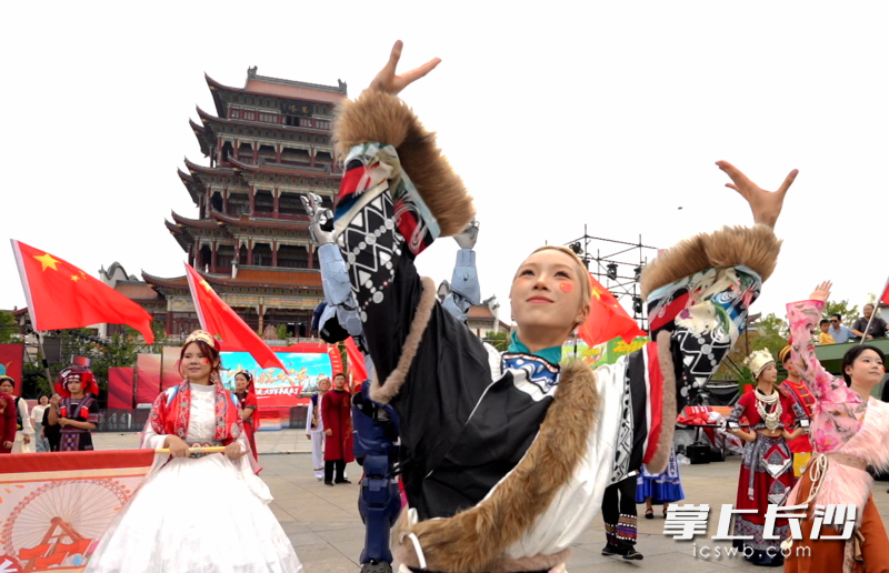 欢快的民族舞蹈跳起来。 欢快的民族舞蹈跳起来。
