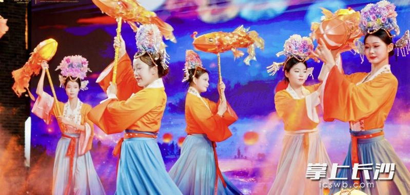 老街上美轮美奂国风国潮演出。