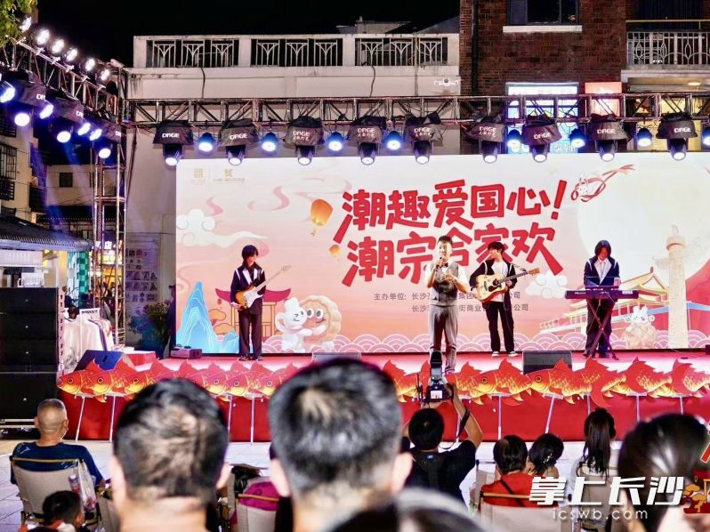 乐队弹拨激情，潮流与传统交融。