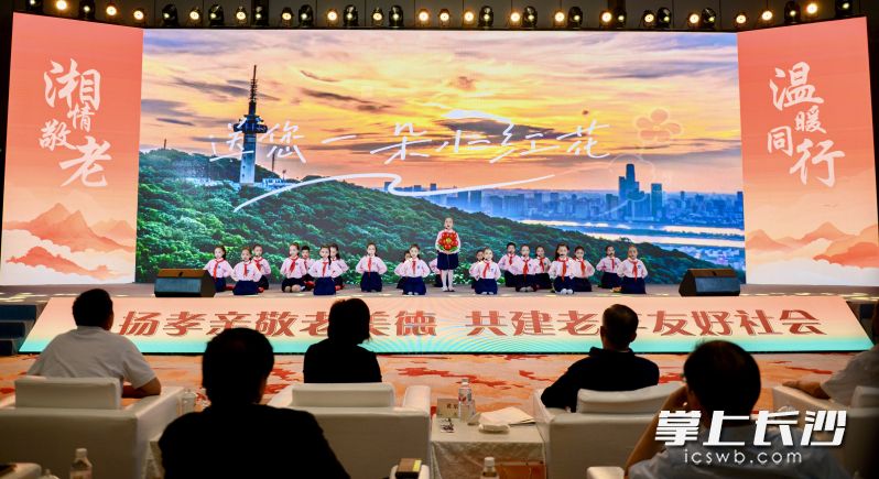湖南启动2025年“敬老月”活动。 均为长沙晚报通讯员 贺银河 供图 湖南启动2025年“敬老月”活动。 均为长沙晚报通讯员 贺银河 供图