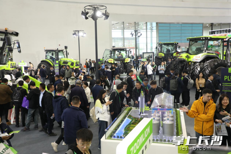 中联重科展位人气聚集。 中联重科展位人气聚集。