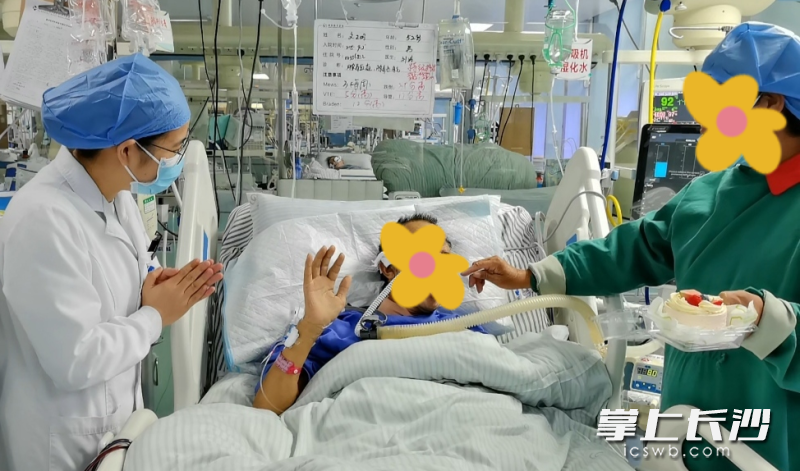 在湖南航天医院重症监护室里,医护人员为文大叔补上一场“特殊的生日”。 均为通讯员供图 在湖南航天医院重症监护室里,医护人员为文大叔补上一场“特殊的生日”。 均为通讯员供图