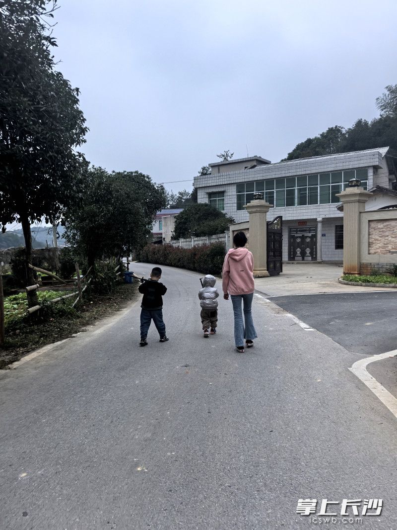 从“土疙瘩路”到沥青路,让村民告别“雨天一脚泥,晴天一身灰”。 从“土疙瘩路”到沥青路,让村民告别“雨天一脚泥,晴天一身灰”。