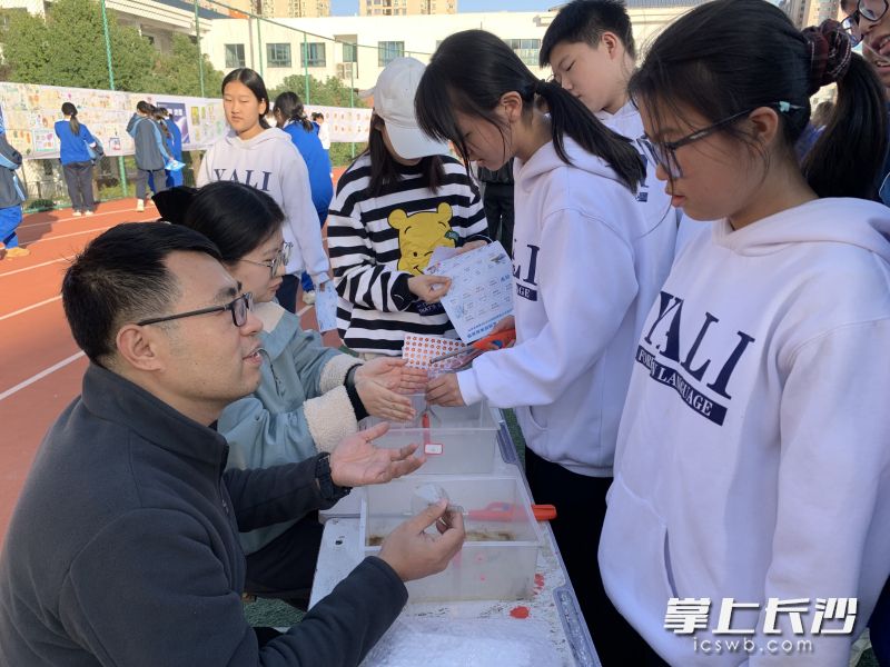 现场，小小的化学实验引来同学们排起长队体验。