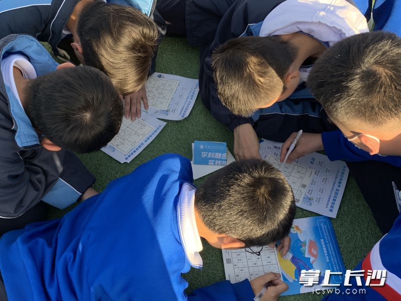 孩子们趴在地上玩数独游戏。