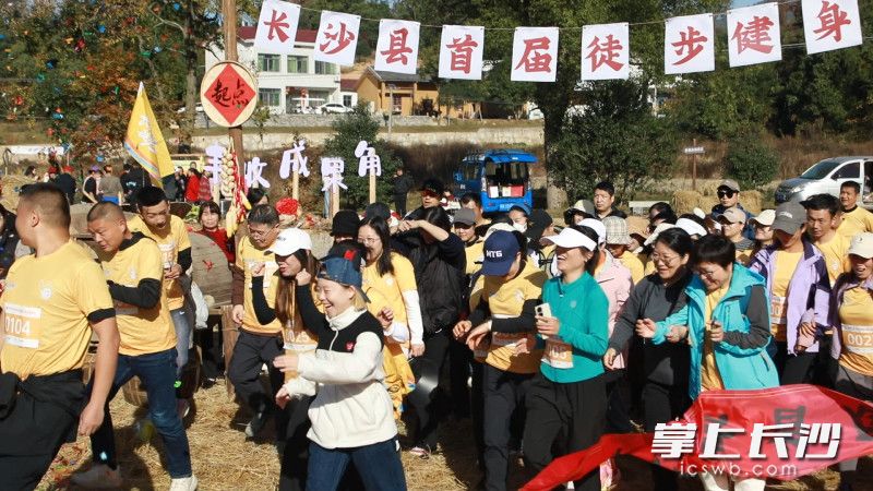村民们在田地里展开欢乐跑，唤醒农耕记忆。