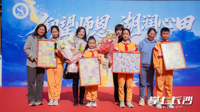 学生们将对班主任的“告白”写成一封封感谢信。均为通讯员 周汝 供图 学生们将对班主任的“告白”写成一封封感谢信。均为通讯员 周汝 供图
