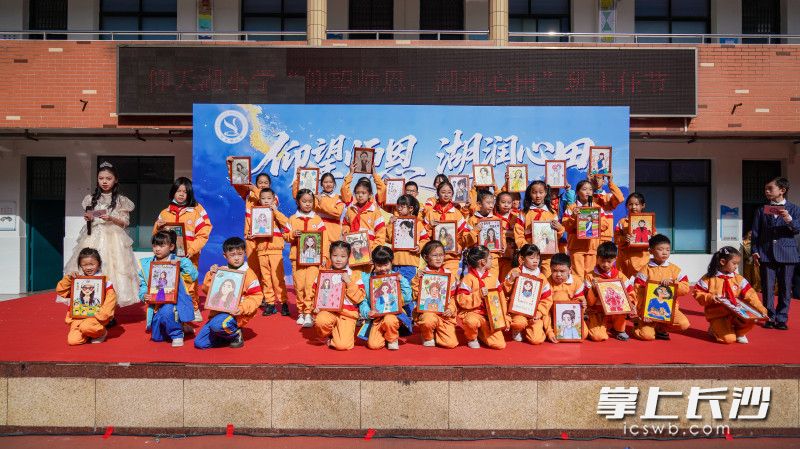孩子们画笔下的班主任可可爱爱。 孩子们画笔下的班主任可可爱爱。