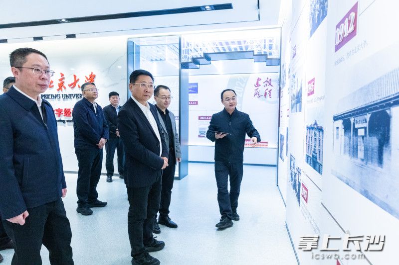 12月12日,市委副书记、代市长陈博彰调研科技创新平台。 长沙晚报全媒体记者 董阳 摄 12月12日,市委副书记、代市长陈博彰调研科技创新平台。 长沙晚报全媒体记者 董阳 摄