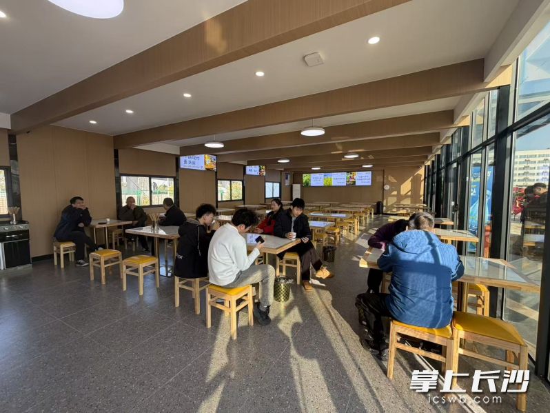 不少网约车司机正在长沙机场网约车蓄车场休息候客。 不少网约车司机正在长沙机场网约车蓄车场休息候客。