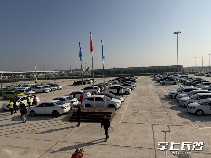 12月28日,长沙机场网约车蓄车场启用试运行。 均为长沙晚报全媒体记者 吴鑫矾 通讯员 黄柳 谭芳 摄 12月28日,长沙机场网约车蓄车场启用试运行。 均为长沙晚报全媒体记者 吴鑫矾 通讯员 黄柳 谭芳 摄