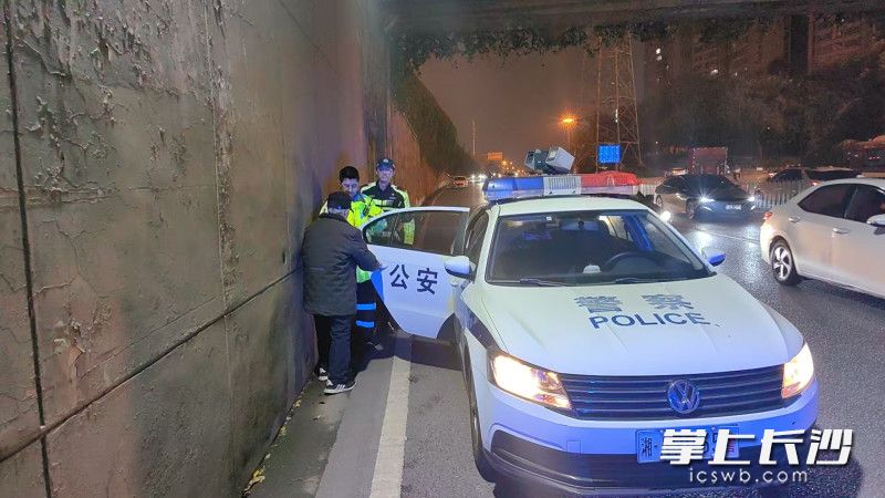 三位警员将老人小心扶上警车。雨花交警 供图