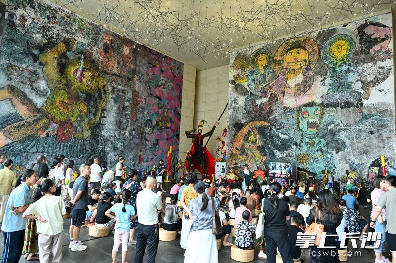 展厅人流如织。 展厅人流如织。