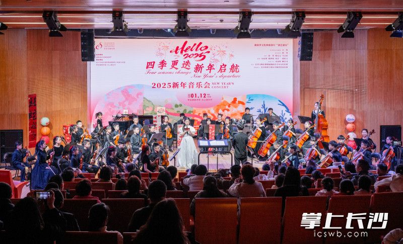 惠民演出。均为李自健美术馆供图 惠民演出。均为李自健美术馆供图