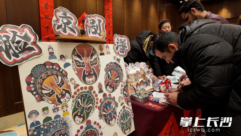 游园活动让留学生们沉浸式体验中国传统文化的魅力。 游园活动让留学生们沉浸式体验中国传统文化的魅力。