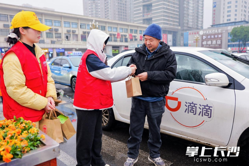 长沙民政职业志愿者为新就业群体送去冬日关爱。 均为长沙晚报通讯员廖海澄摄 长沙民政职业志愿者为新就业群体送去冬日关爱。 均为长沙晚报通讯员廖海澄摄