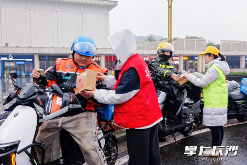 一份份叮嘱带来寒冬的温暖。 一份份叮嘱带来寒冬的温暖。