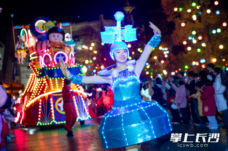 13日晚,株洲方特旅游区双园欢乐闹新春活动同时启动。均为长沙晚报全媒体记者贺文兵摄 13日晚,株洲方特旅游区双园欢乐闹新春活动同时启动。均为长沙晚报全媒体记者贺文兵摄